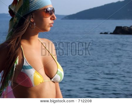 Attraente giovane donna