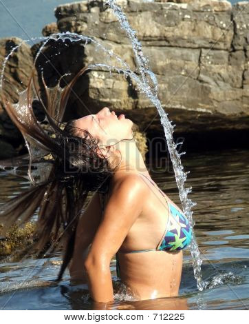 Donna attraente In acqua