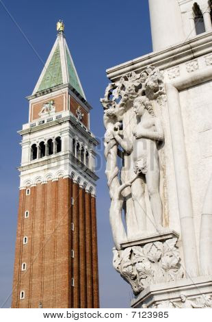Veneza--campanário e a estátua do Palácio do Doge