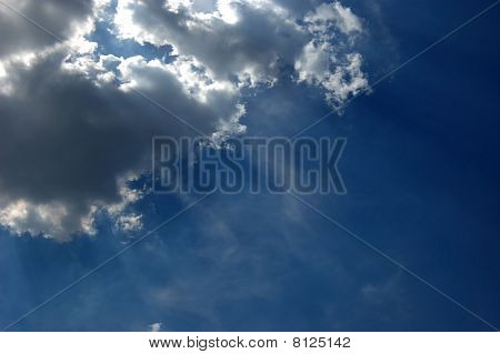 太陽が雲の切れ間から