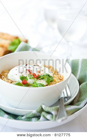 Krydret orientalske noodle med pocheret æg