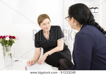 Customer consultation at body treatment clinic