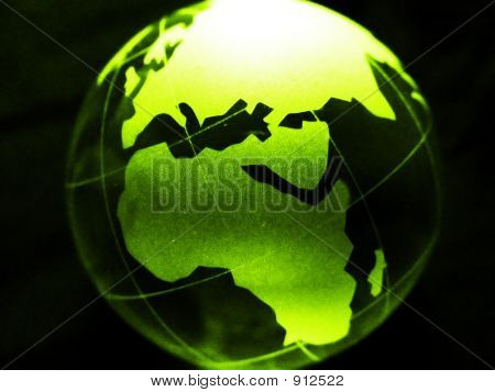 globo del mondo verde dell'africa nella parte anteriore.