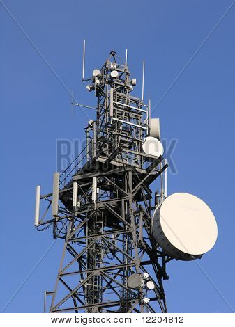 Tour de transmission montrant des plats et des antennes.