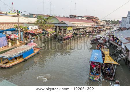 AMPHAWA, THAILAND -13 MAR 2016 : Amphawa floating market in the evening, It is famous floating market and tourist destination in Samut Songkhram province Thailand