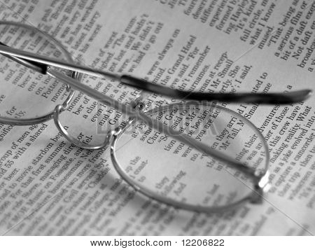 Occhiali da lettura appoggiato sul giornale