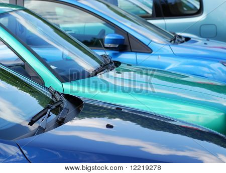 ดู telephoto แถว parked รถยนต์ในที่จอดรถ