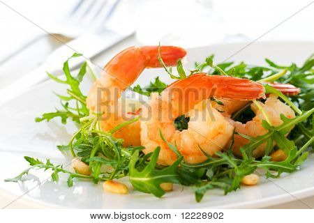 Salade met garnalen of garnaal en rucola