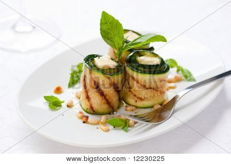 grillezett cukkini tekercs, bazsalikom, sajt, fenyőmag