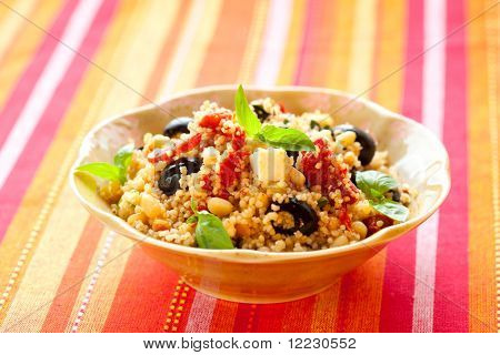 Middelhavet couscous salat med tørrede tomater, feta, oliven og basilikum