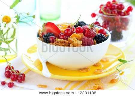 tazón de cereales con leche y frutas