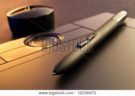 Closeup de tableta digitalizadora con pluma y el sostenedor
