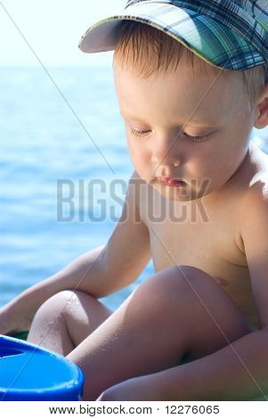 Un niño en la playa