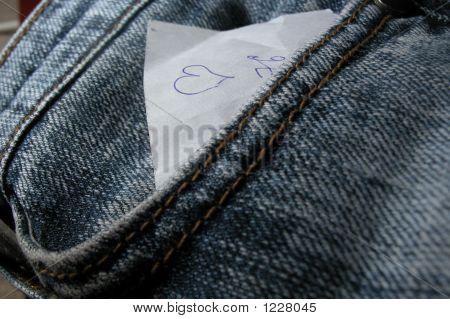 carta con un numero di telefono in un jeans