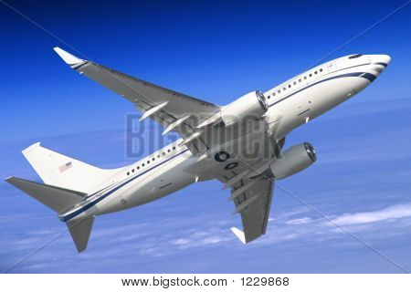 Avião voando pelo céu