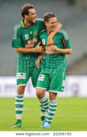 Viena, AUSTRIA - 26 de julio: Rene Gartler (Nº 20, rápido) y Atdhe (no. 15, rápido) celebran su v