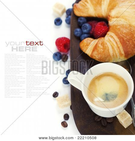 Délicieux petit déjeuner avec café frais, des croissants frais et des fruits (avec exemple de texte)