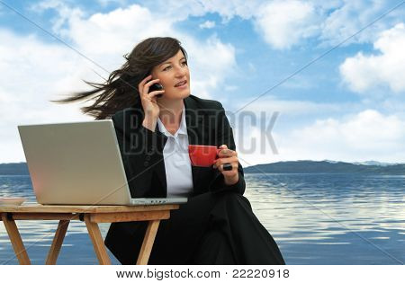businesslady avec ordinateur portable fonctionne à côté d'un lac. Mot clé unique pour cette collection est : business77
