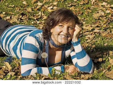 dziewczyna w parku na słonecznej autumnday. unikalne słowa kluczowego dla tej kolekcji: autumngirl77