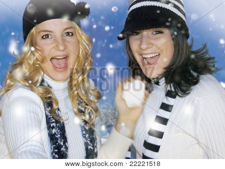 Két lány birtoklás móka a hóban. Ez a gyűjtemény a kulcsszó: snowmakers77