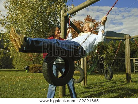 atraktivní starší manželé baví v parku. klíčové slovo pro tuto kolekci je 