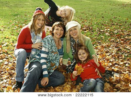 ครอบครัวน่ารักกำลังเล่นอยู่ในสวน คำสำคัญสำหรับคอลเลกชันนี้เป็น 