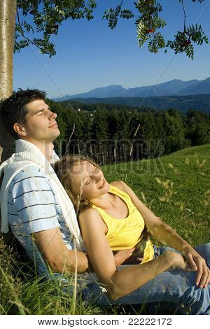 Genç çift üzerinde bir summerday.