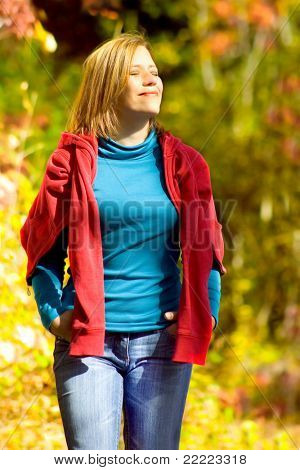 bir sonbahar-ormanda bir yürüyüş alarak kız