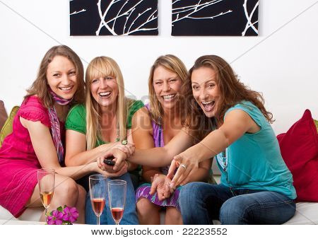 hübsche Mädchen suchen tv und machen eine kleine Partei