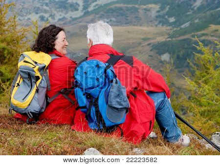 carino seniorcouple escursioni in un mountainlandscape d'autunno