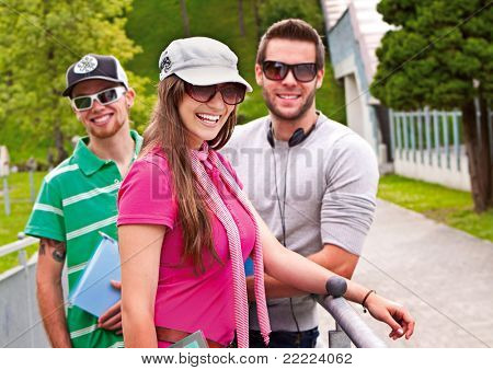 trzech studentów na kampusie