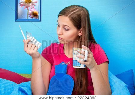 ung teenage-kvinde er syg i sengen (min blomst foto)