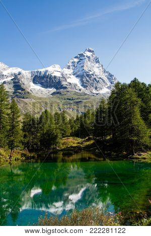 Vista del Cervino dal Lago Blu, Valle d'Aosta, Italia