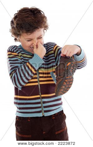 Chlapec s páchnoucí boty