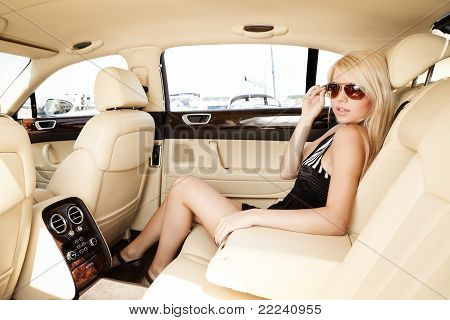 Dáma v luxusních aut