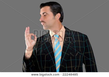 Venditore occupazione baffi uomo profilo Mostra con tuta di cattivo gusto e ok il gesto in mano