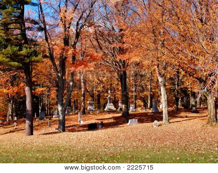 Friedhof auf einem Hügel im Herbst