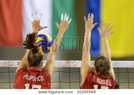 DEBRECEN, Ungheria - 8 luglio: Anita Filipovics (in red17) in azione a v di una donna CEV European League