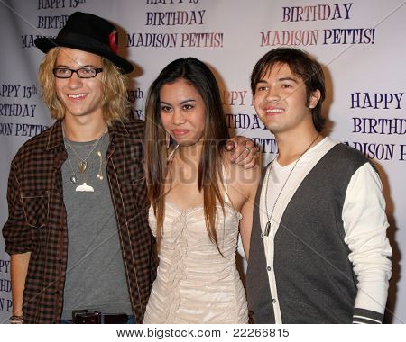 LOS ANGELES - JUL 31: Dillon Lane, Ashley Argota, Taylor grå ankommer til the13th fødselsdagsfest fo