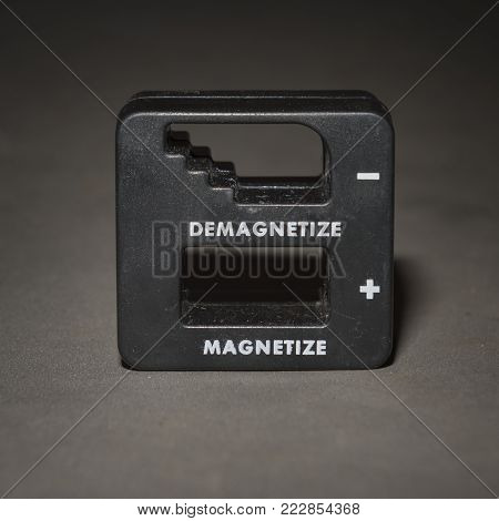 A magnetizer and demagnitizer for screwdriver or other tools