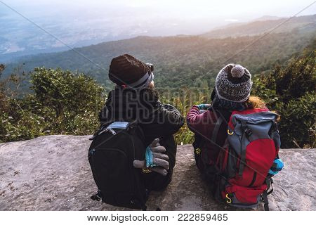 Photographer lover women and men asians travel relax in the holiday. Photograph mountain landscapes atmosphere in the morning. In the winter. In Thailand