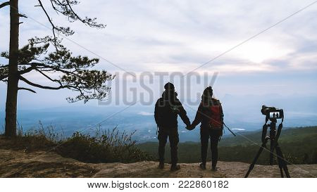 Photographer lover women and men asians travel relax in the holiday. Photograph mountain landscapes atmosphere in the morning. In the winter. In Thailand