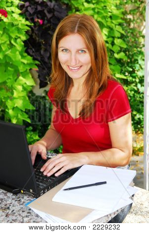 Kvinna som arbetar hemma