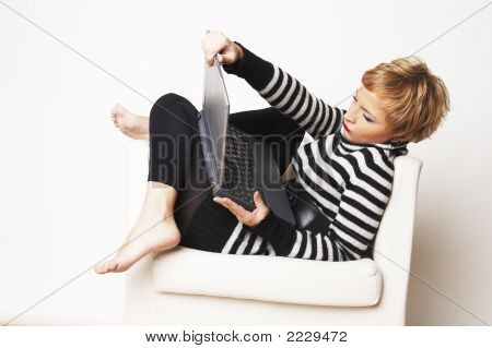 ノート パソコンと椅子の上に座っていい Blondgirl