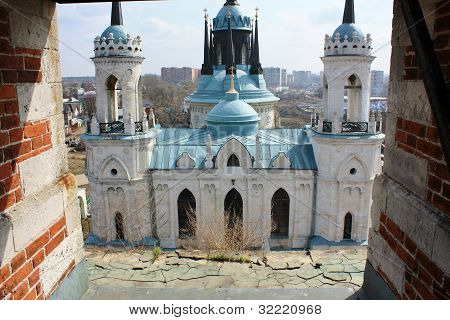 oben die weiÃŸen Steine gotische Kirche
