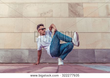 Young Stylish Athlete Background Wall, Guy Dancer, Summer In City, Dancing Break Dance, Healthy Fitn
