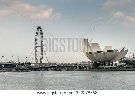 Singapore - March 20, 2019: Giant Ferris Wheel, The Flyer, And Shell Or Lotus Like White Stone Artsc