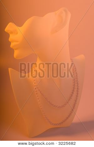 Näkyy näytössä, Golden kaulakoru