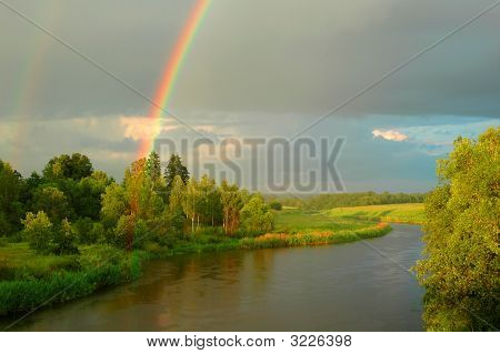 Arcobaleno sopra il piccolo fiume.