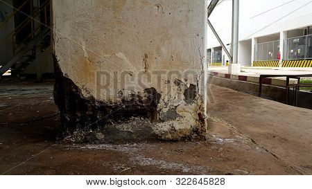 Old Building Have Cracked Concrete Pole. Danger Area Should Be Recomment By Construction Engineer